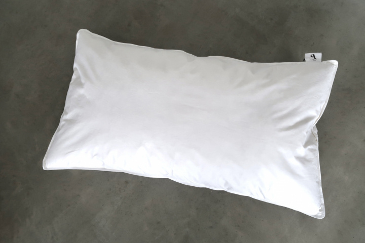 PILLOW 50x90 40% GOOSE in the group See all - Bed at Amet & Partners AB (Art120)