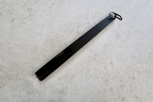 SHOE HORN BLACK WOODEN 